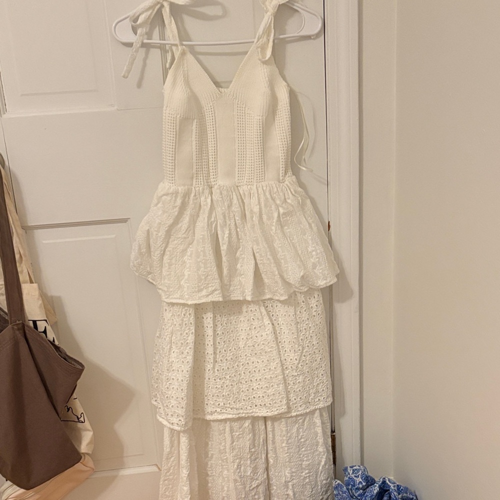 Elegant White Sleeveless Dress